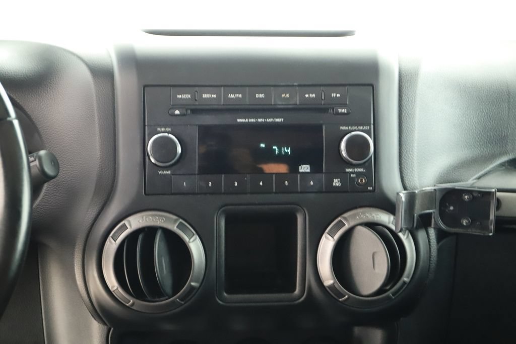 Used 2018 Jeep Wrangler Unlimited Sport w/ Connectivity Group AWD/4WD image 19