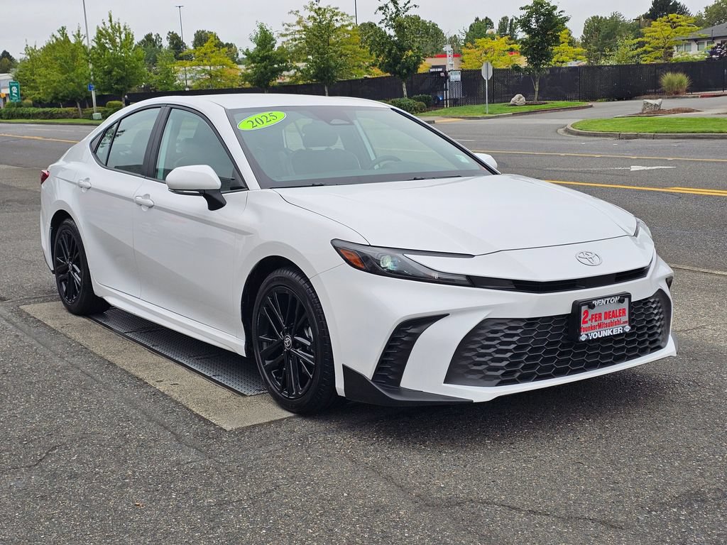 Used 2025 Toyota Camry SE FWD image 3