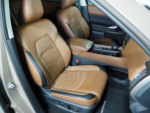 Used 2024 Nissan Pathfinder Platinum FWD image 2
