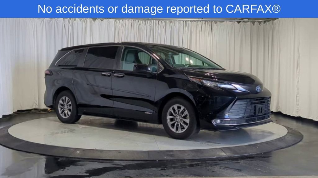 Used 2021 Toyota Sienna XLE FWD image 2