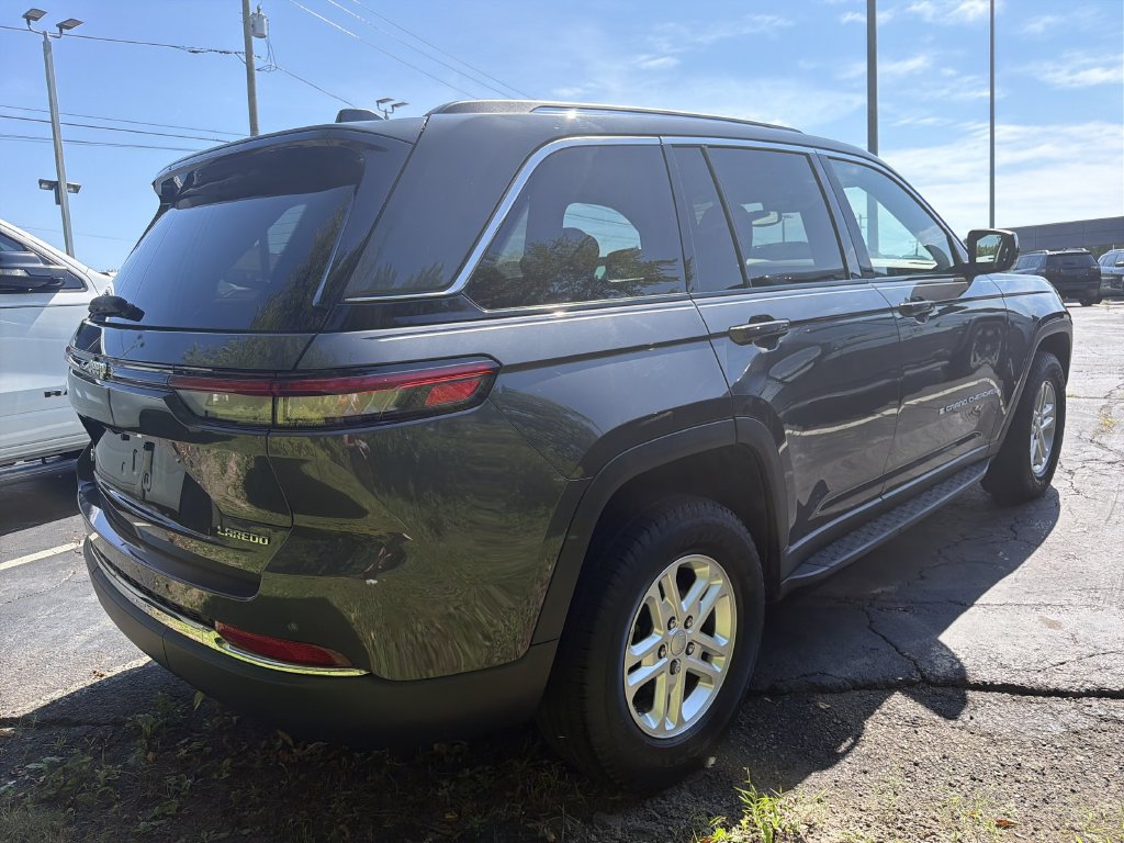 Used 2022 Jeep Grand Cherokee Laredo w/ Luxury Tech Group I AWD/4WD image 9