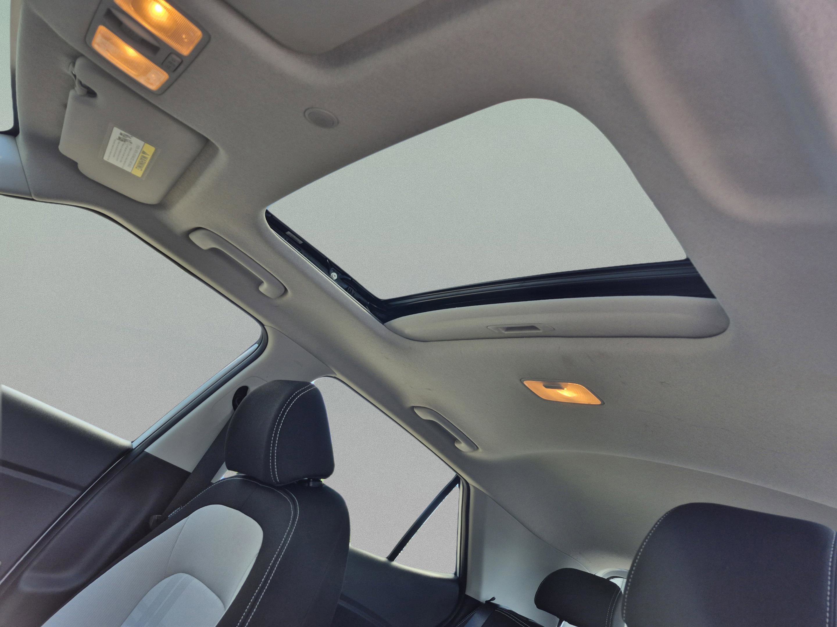 Used 2023 Hyundai Venue SEL FWD image 19