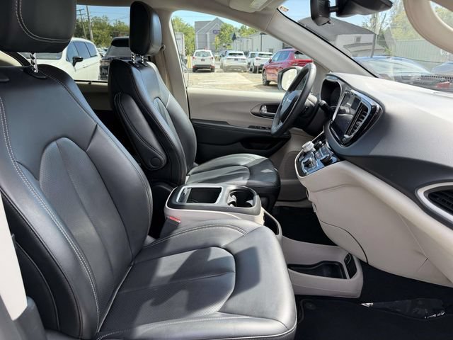 Used 2023 Chrysler Pacifica Touring-L FWD image 10
