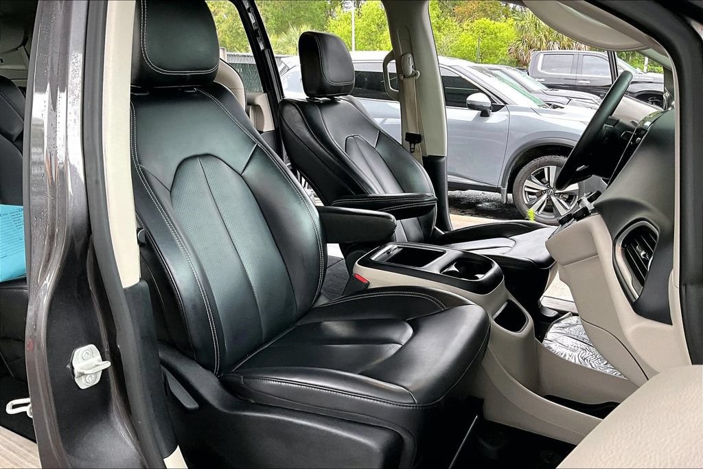 Used 2023 Chrysler Pacifica Touring-L FWD image 27