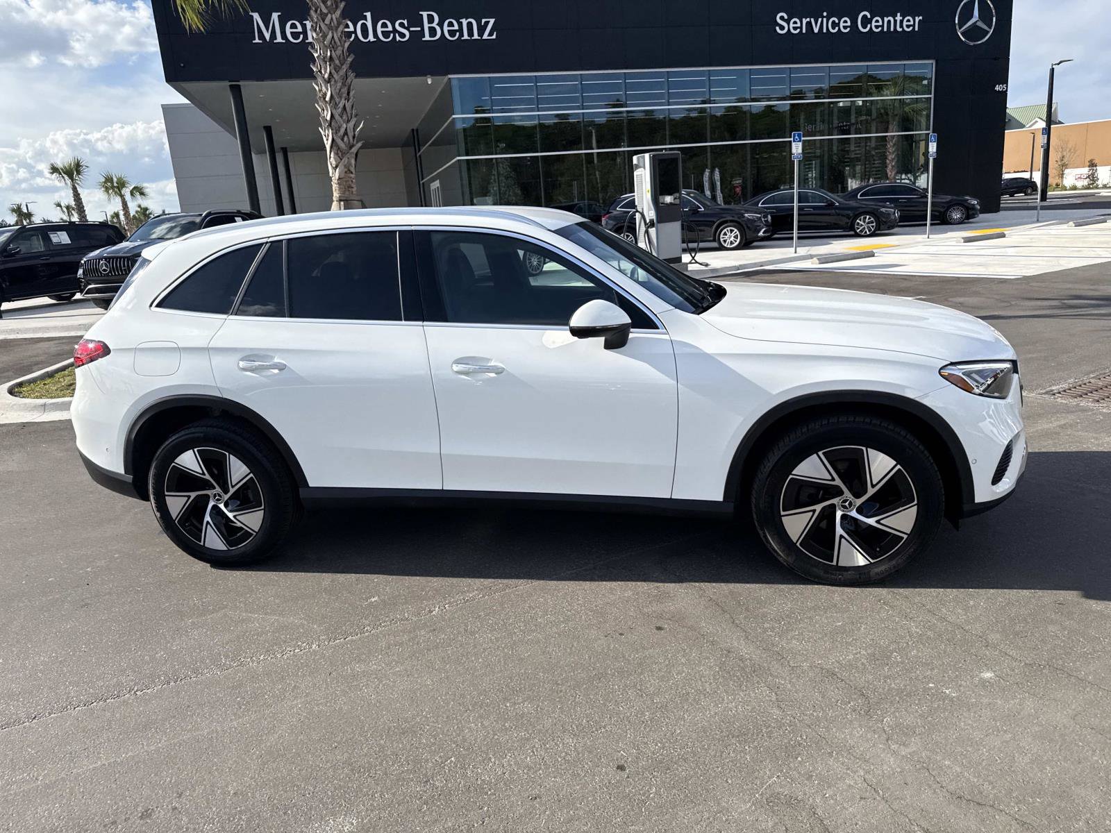 Used 2024 Mercedes-Benz GLC 300 4MATIC image 2