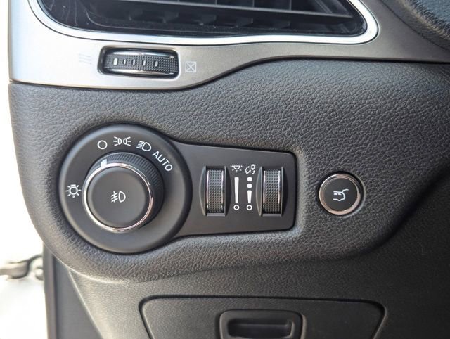 Used 2019 Jeep Cherokee Limited w/ Technology Group FWD image 36