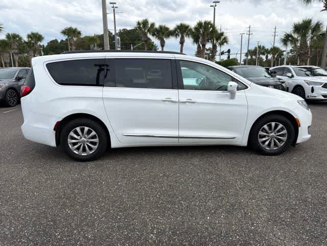 Used 2017 Chrysler Pacifica Touring-L FWD image 9
