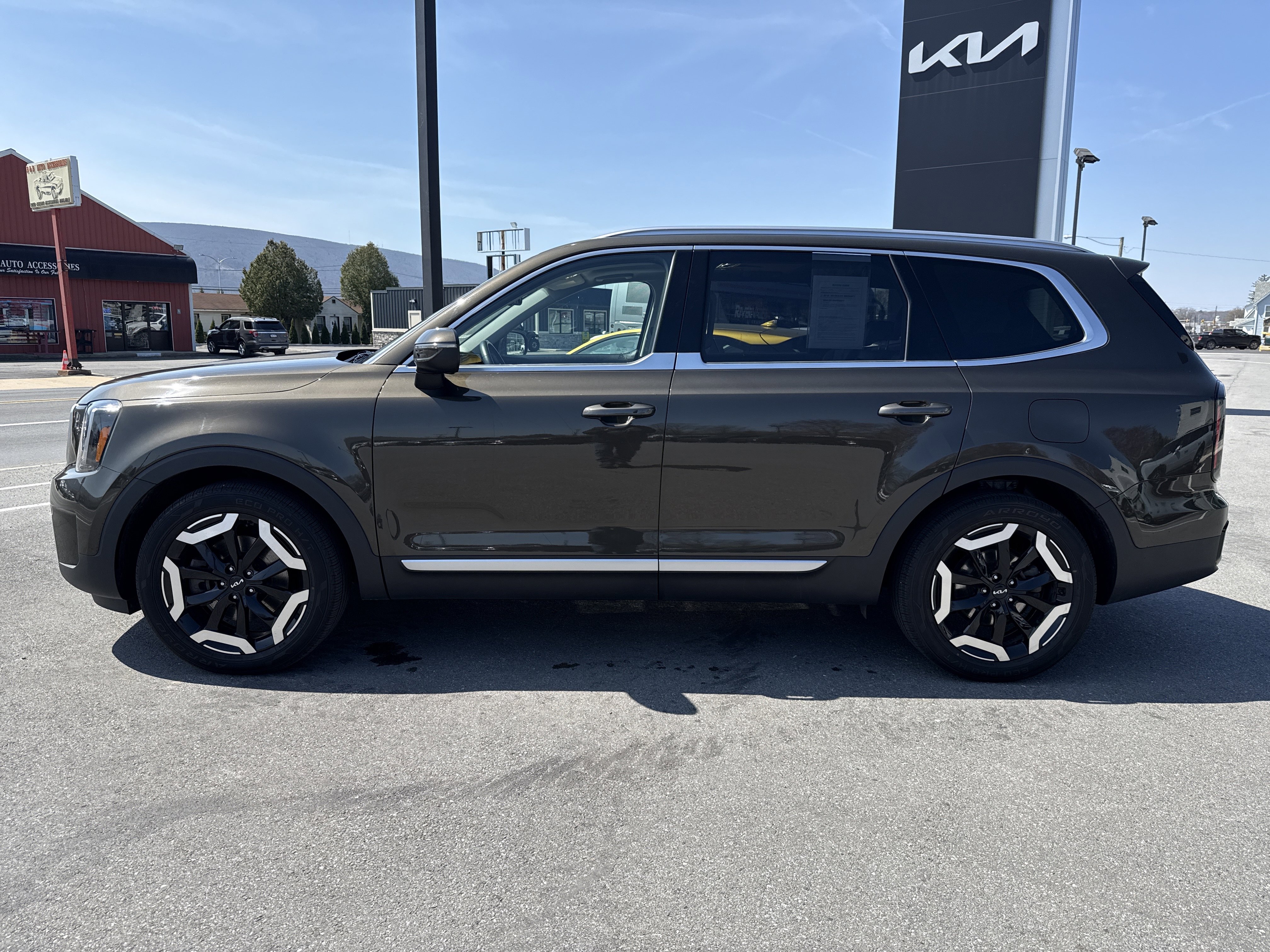 Used 2023 Kia Telluride EX image 9