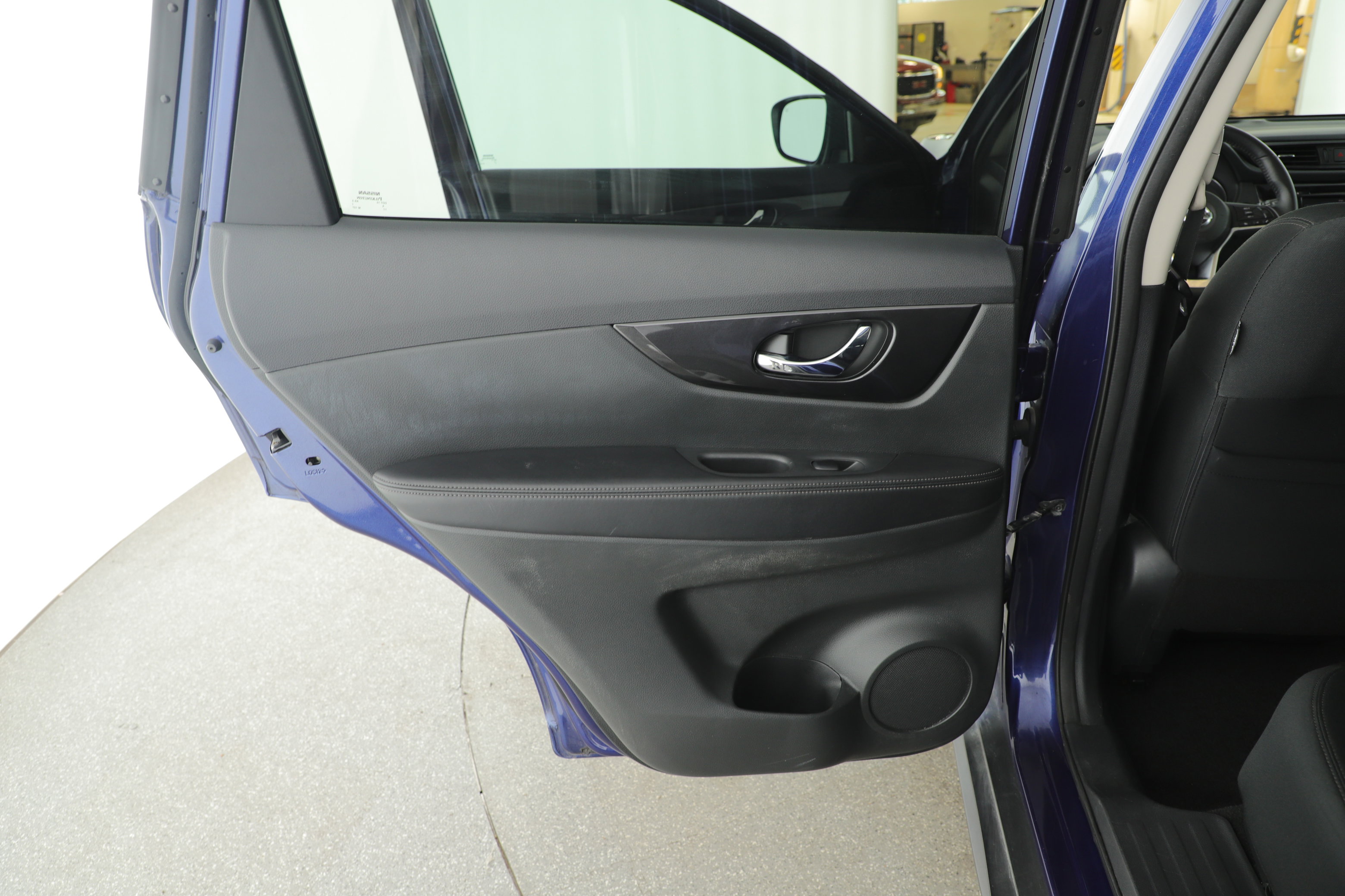 Used 2018 Nissan Rogue SV image 9