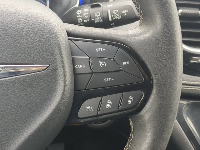 Used 2025 Chrysler Pacifica Limited FWD image 33