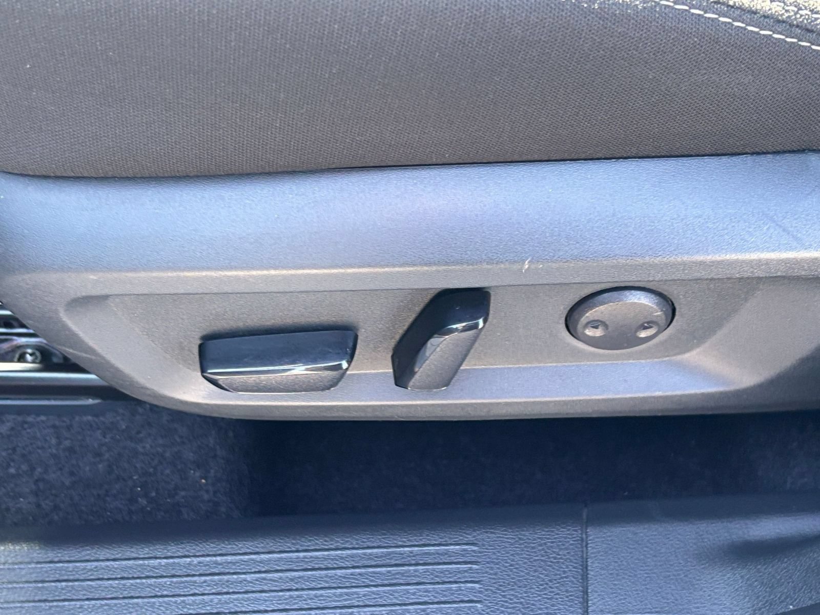 Used 2025 Nissan Rogue SV FWD image 21