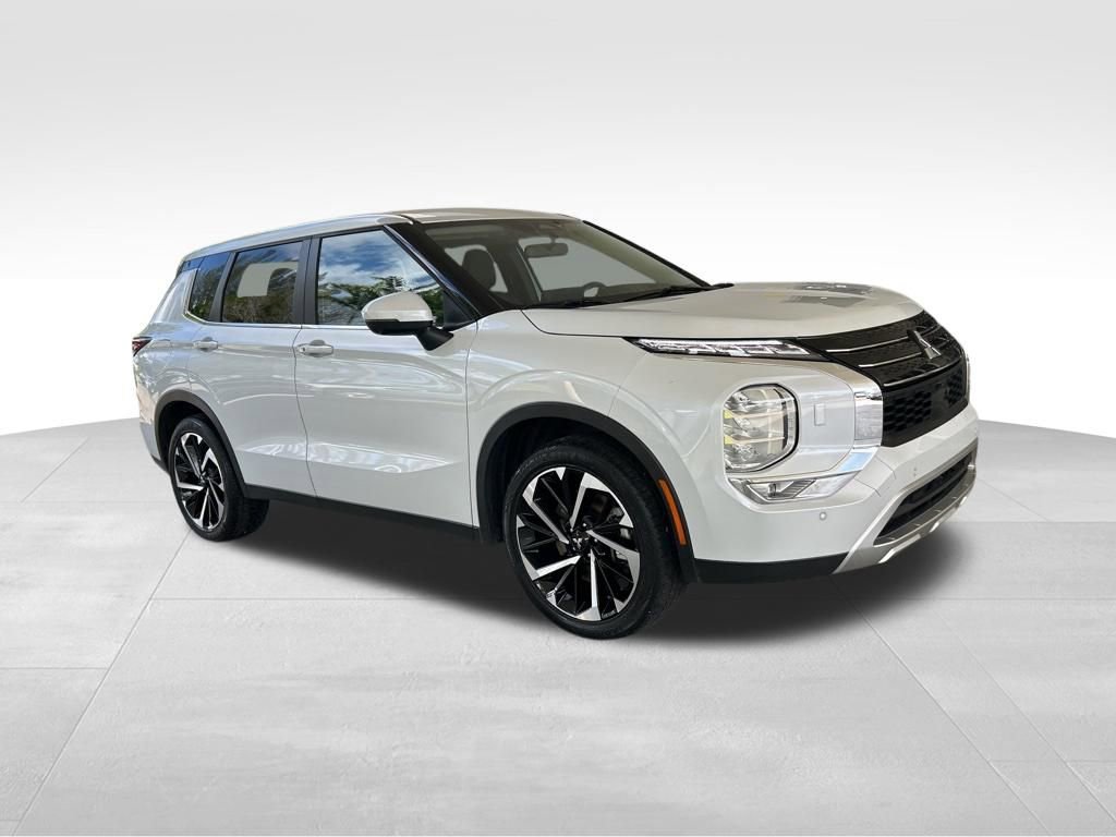 Used 2024 Mitsubishi Outlander AWD image 2