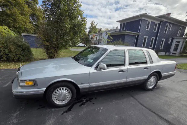 Used 1995 Lincoln Town Car Signature image 28