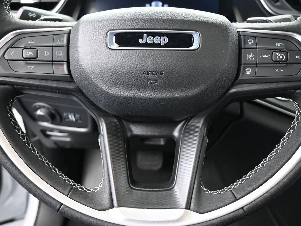 New 2025 Jeep Grand Cherokee Laredo RWD image 31