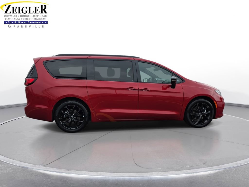 Used 2025 Chrysler Pacifica Limited image 4