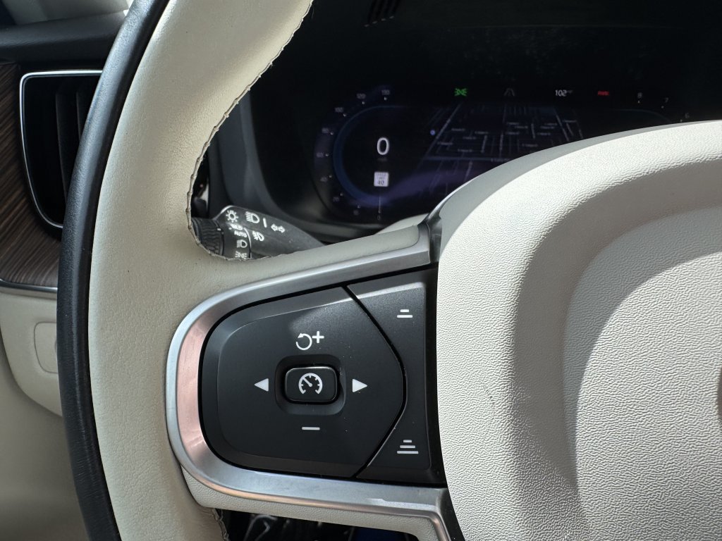 Used 2022 Volvo XC60 B5 Momentum FWD image 23