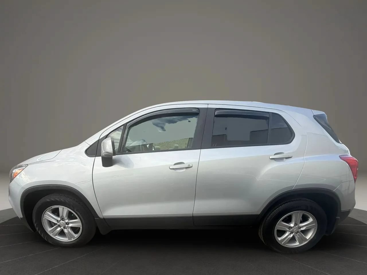 Used 2020 Chevrolet Trax LS w/ Tint and Cruise Package FWD image 9