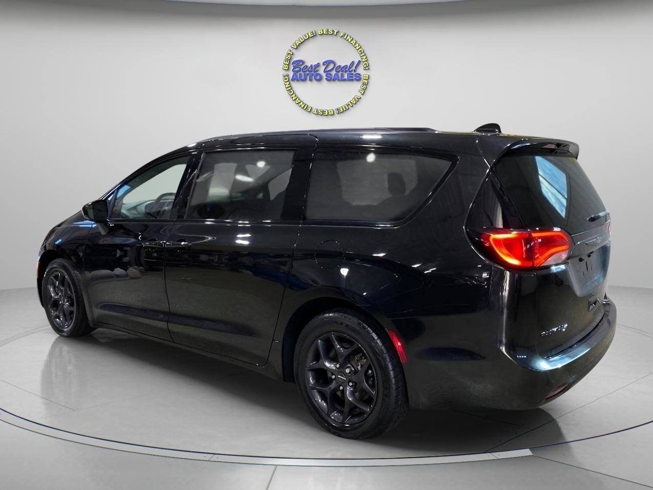 Used 2018 Chrysler Pacifica Touring-L w/ Premium Audio Group FWD image 3