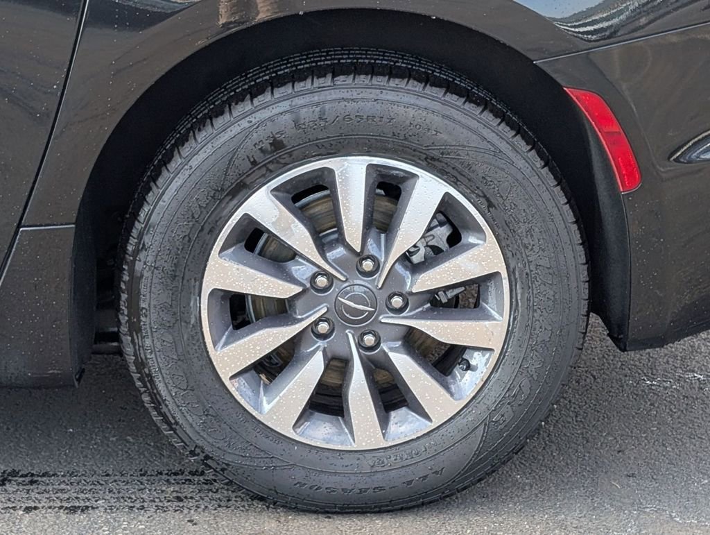 Used 2023 Chrysler Pacifica Touring-L image 15