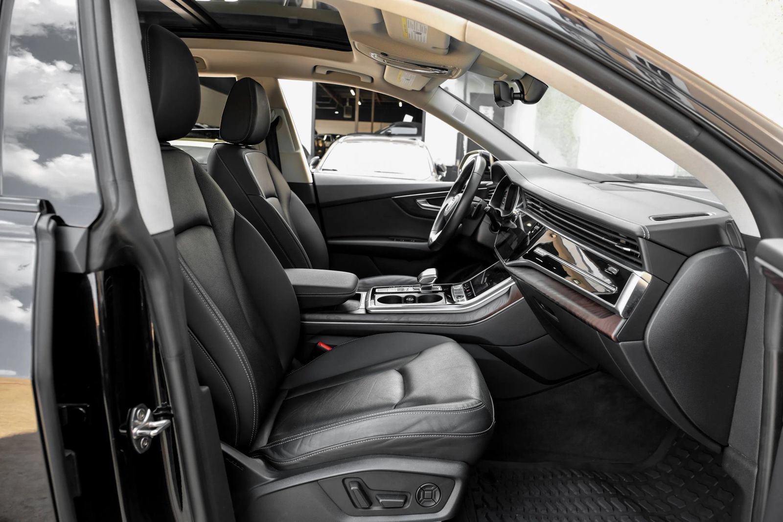 Used 2020 Audi Q8 Prestige w/ Prestige Package AWD/4WD image 31