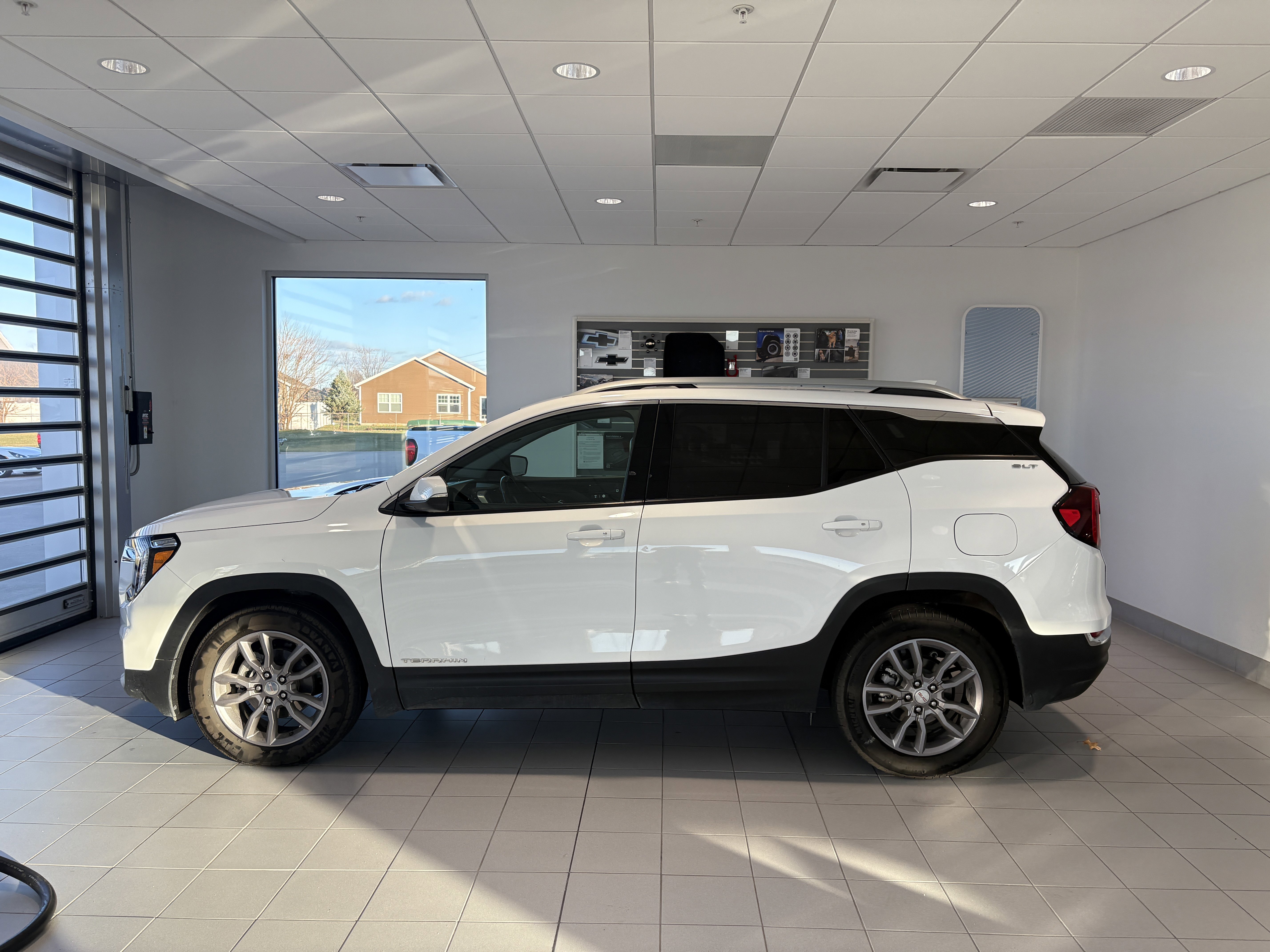 Used 2023 GMC Terrain SLT image 2