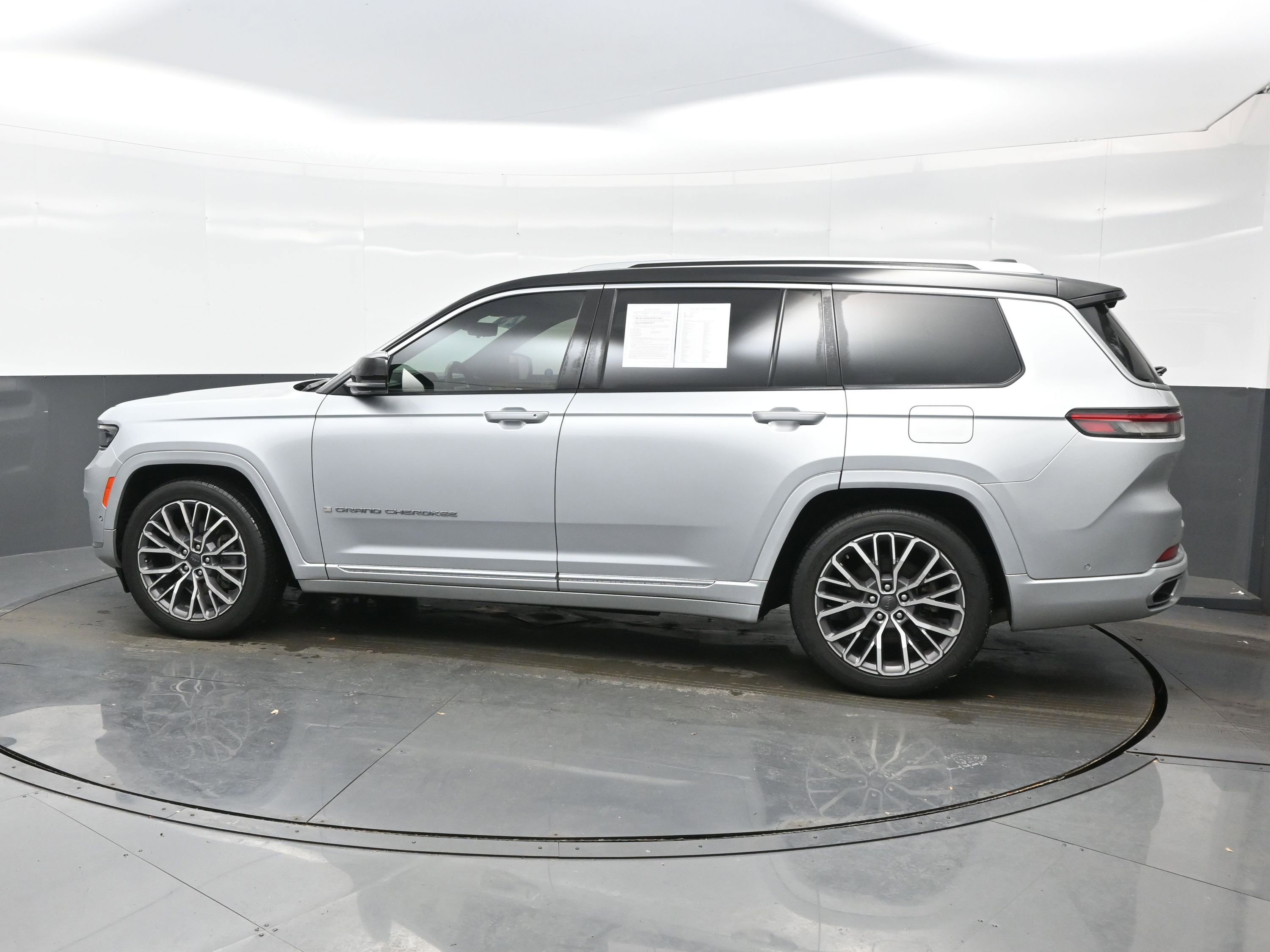 Used 2023 Jeep Grand Cherokee L Summit image 3