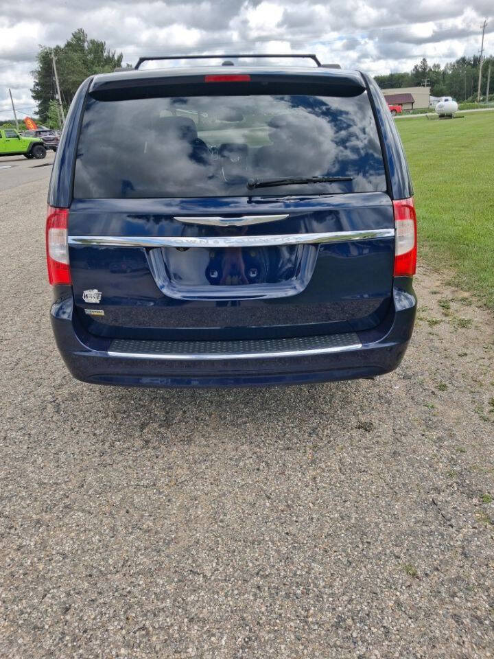 Used 2016 Chrysler Town & Country Touring FWD image 4