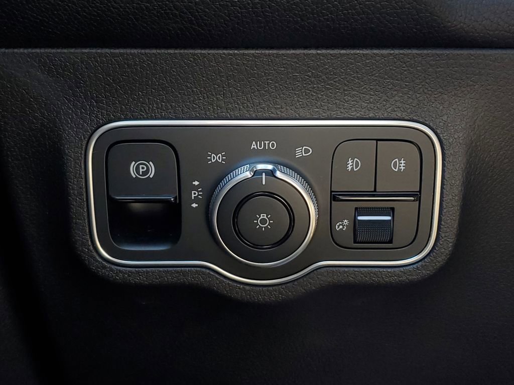 Used 2022 Mercedes-Benz GLB 250 4MATIC w/ Premium Package Lite image 32