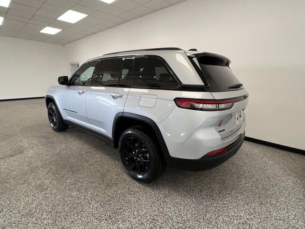 Used 2024 Jeep Grand Cherokee Altitude image 18