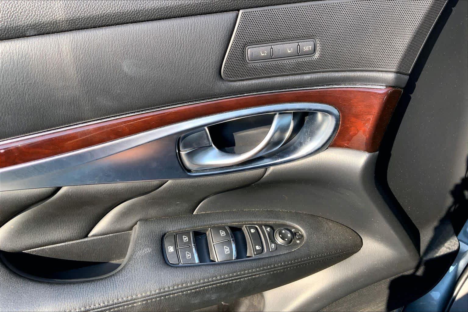 Used 2016 INFINITI Q70 3.7 AWD/4WD image 35