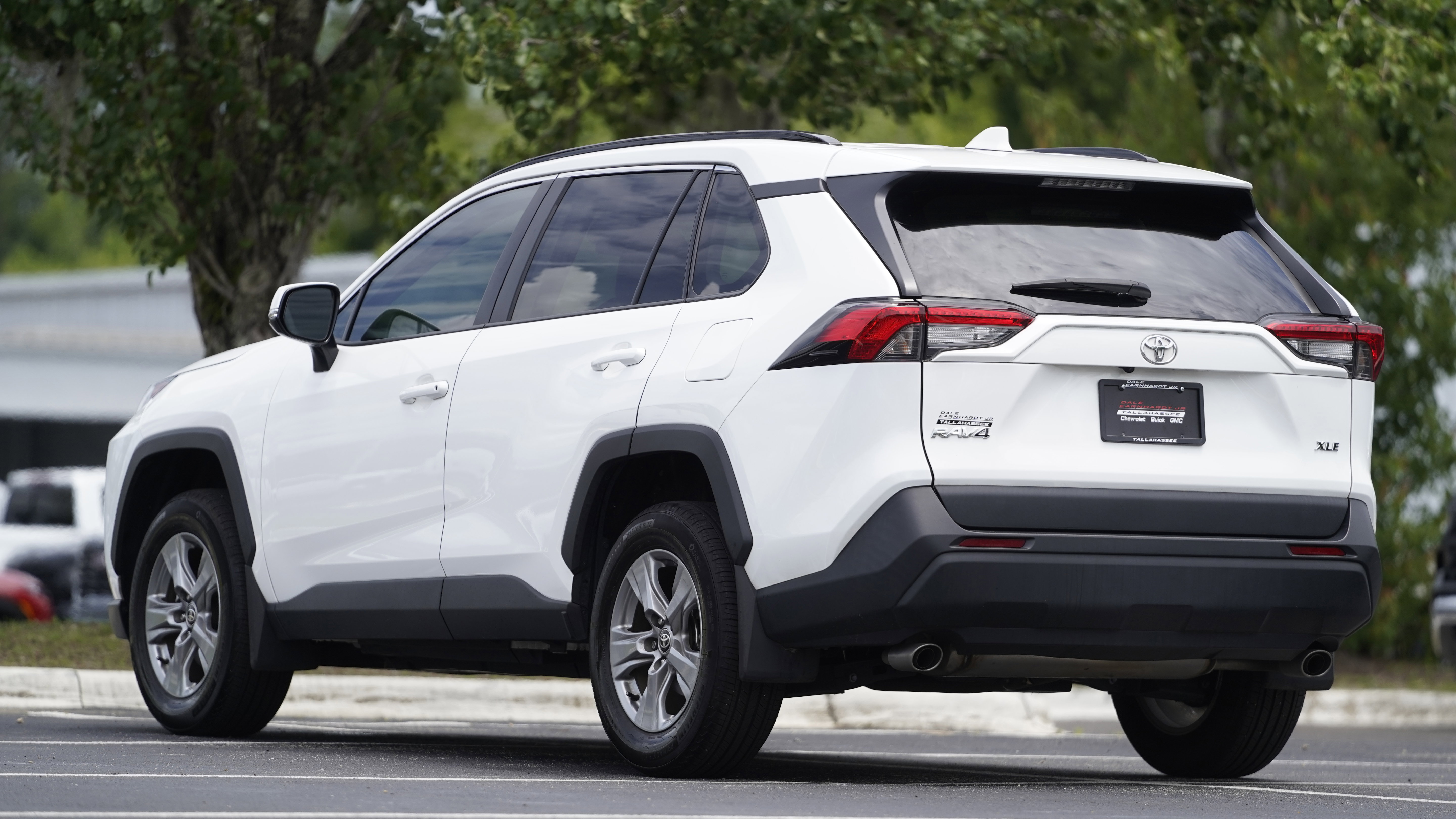 Used 2024 Toyota RAV4 XLE w/ Convenience Package FWD image 3