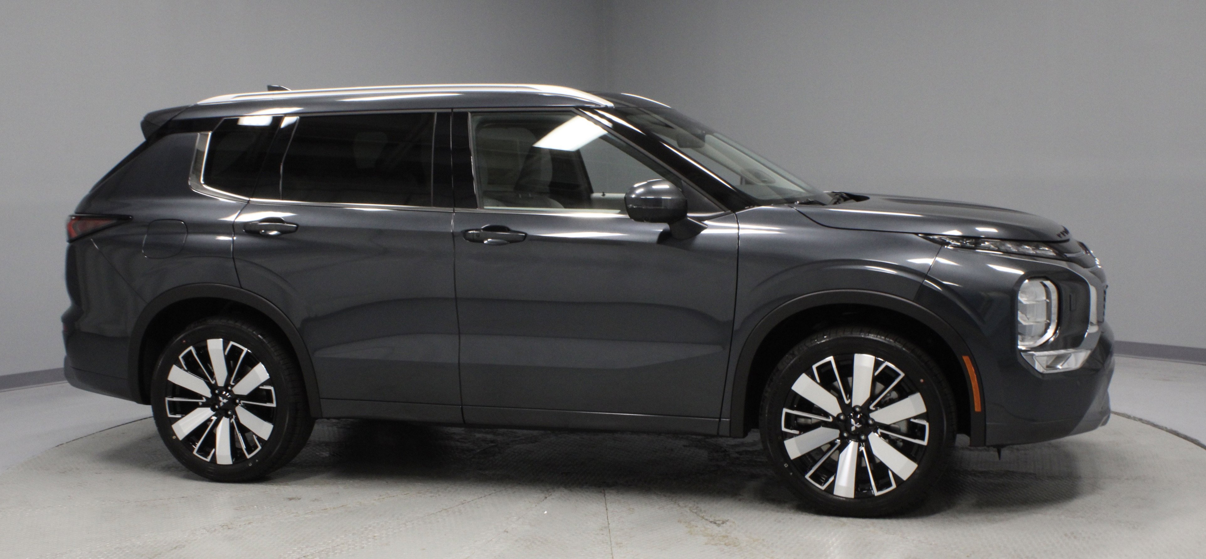 New 2025 Mitsubishi Outlander SEL image 9