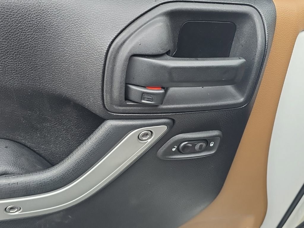 Used 2014 Jeep Wrangler Unlimited Sahara w/ Connectivity Group image 13