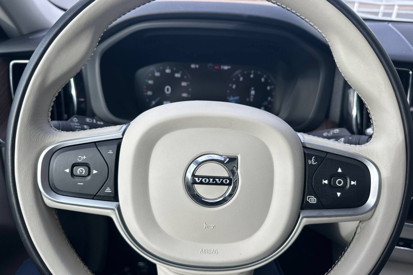 Used 2021 Volvo XC60 T6 Momentum w/ Premium Package AWD/4WD image 26