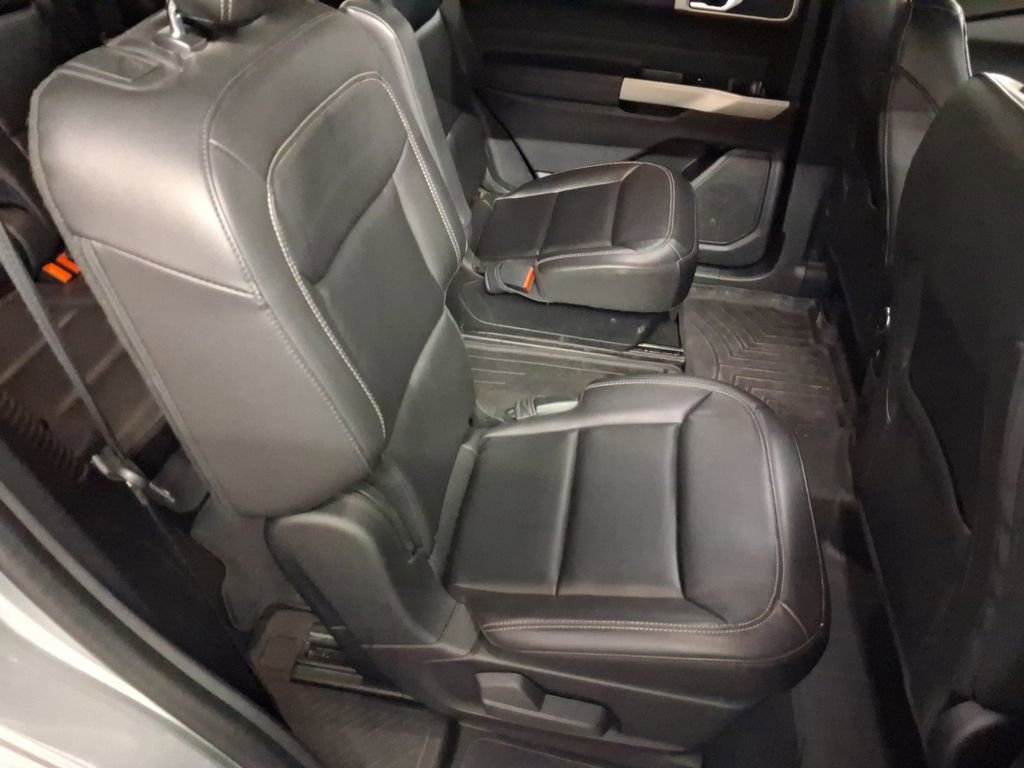 Used 2022 Ford Explorer XLT w/ Equipment Group 202A AWD/4WD image 34