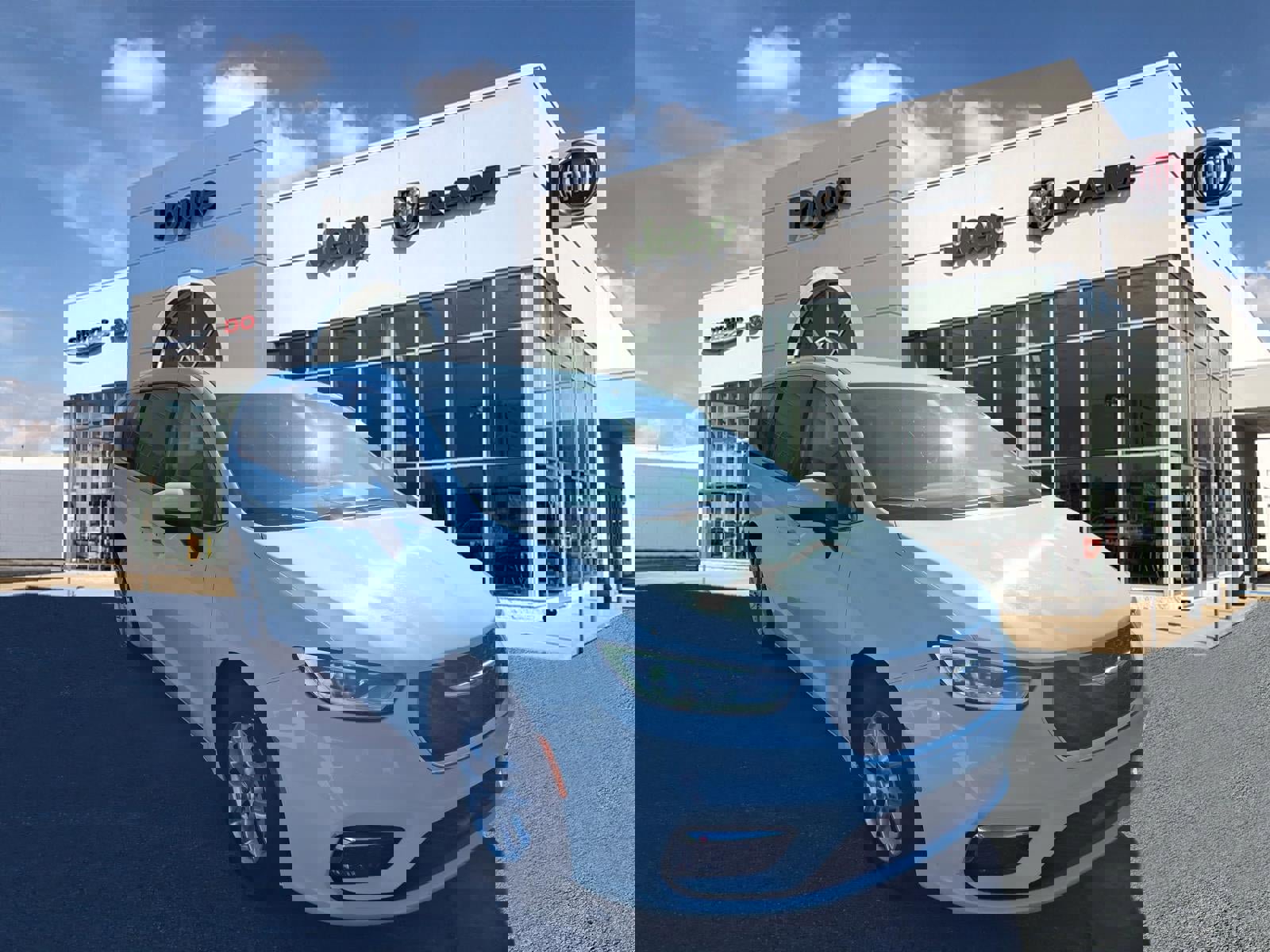 Used 2023 Chrysler Pacifica Touring-L image 1