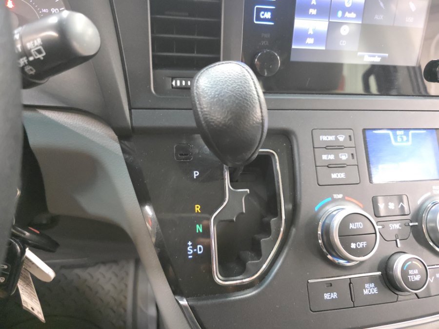 Used 2015 Toyota Sienna L FWD image 17