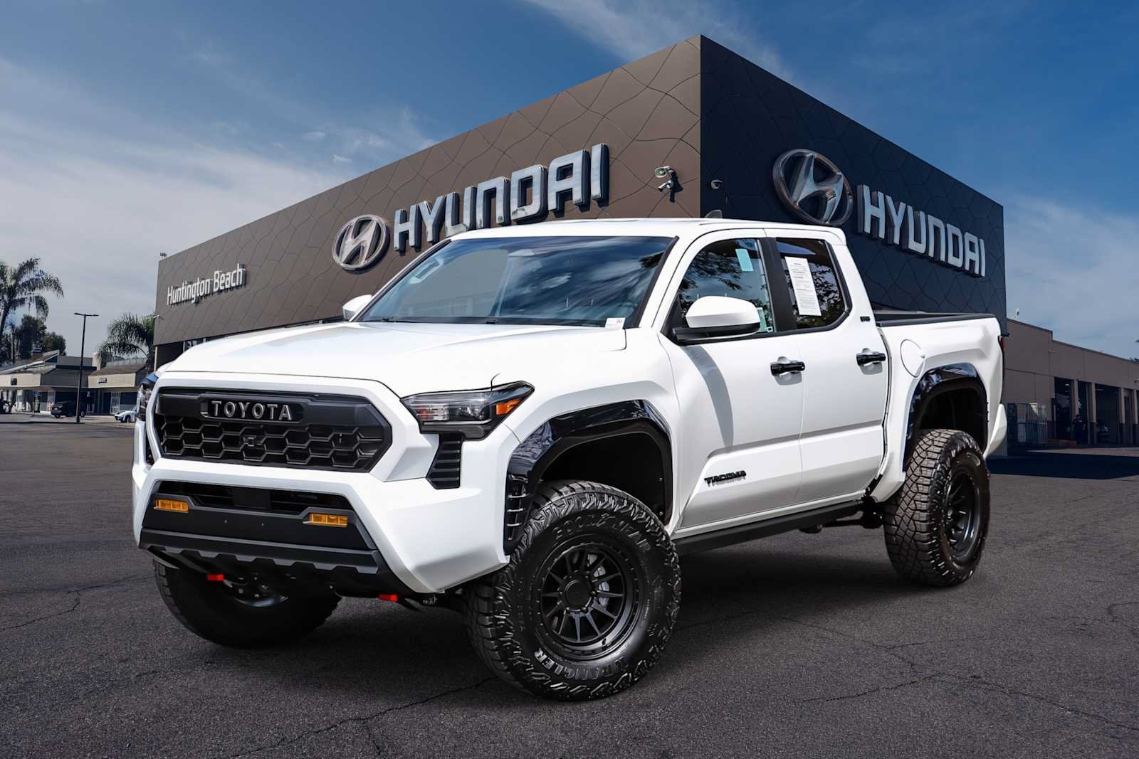 Used 2025 Toyota Tacoma SR5 AWD/4WD image 1