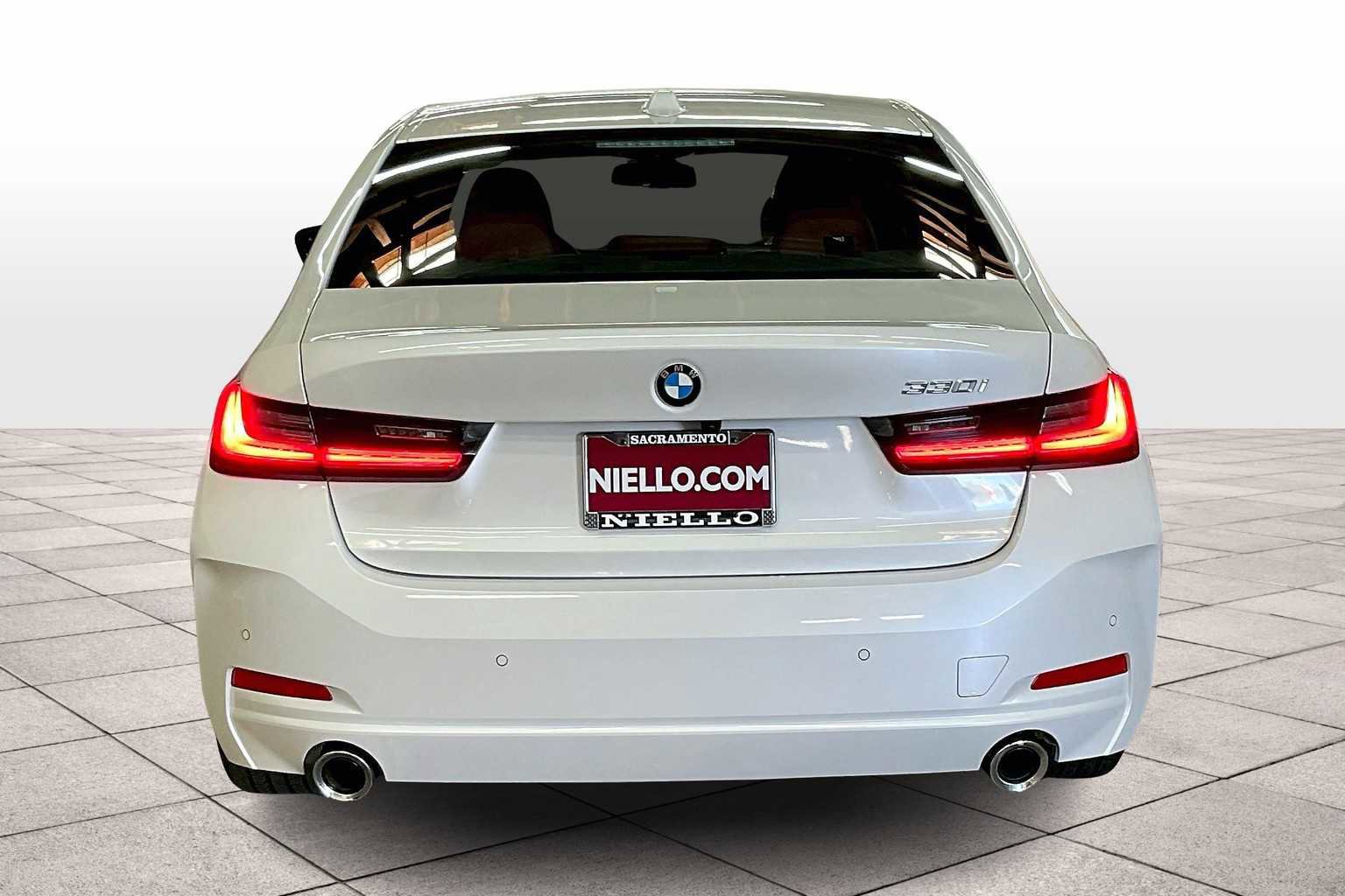 Used 2025 BMW 330i Sedan w/ Premium Package image 7