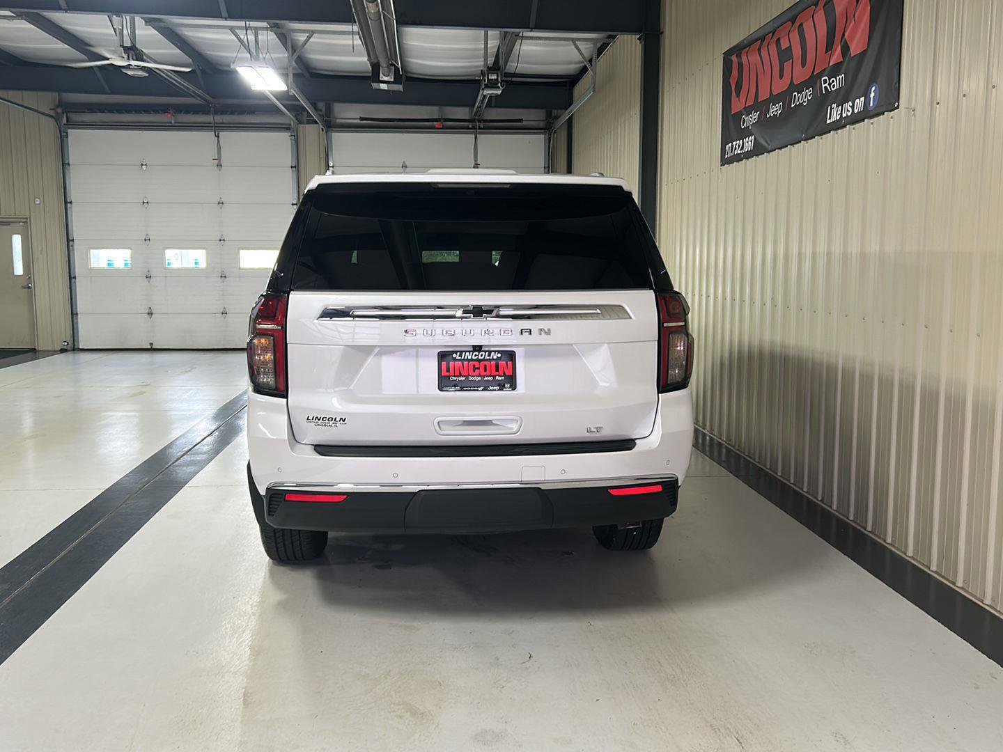 Used 2022 Chevrolet Suburban LT w/ Luxury Package image 6