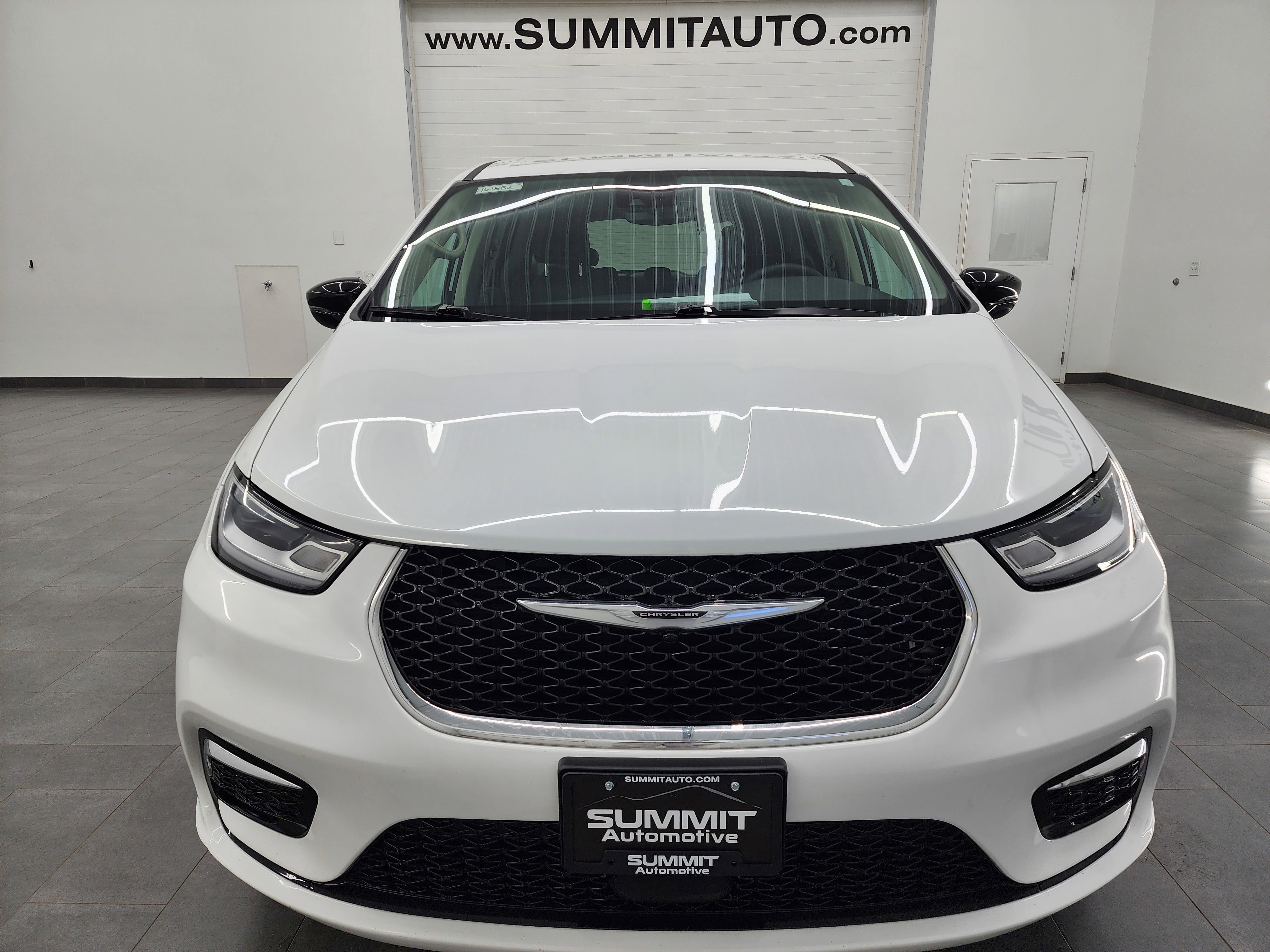 Used 2024 Chrysler Pacifica Touring-L FWD image 21