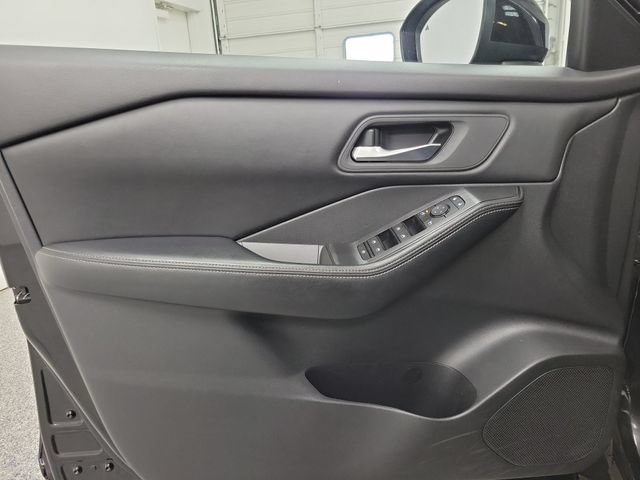 Used 2024 Nissan Rogue SV AWD/4WD image 15