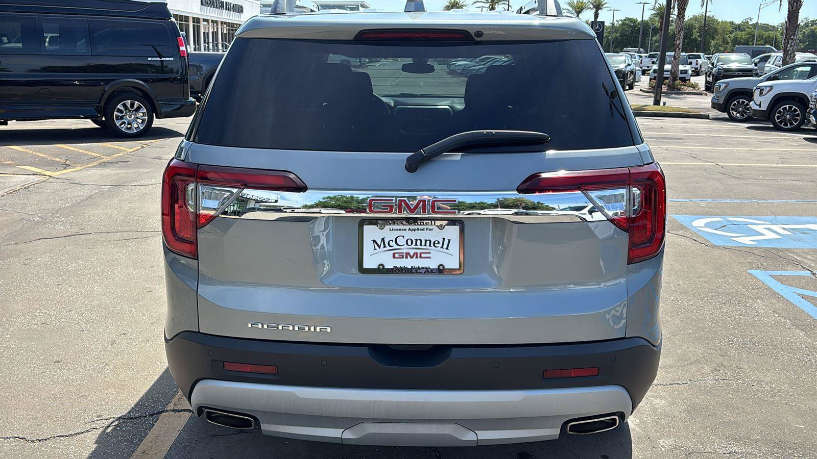 Certified 2023 GMC Acadia SLE w/ Driver Convenience Package FWD image 6