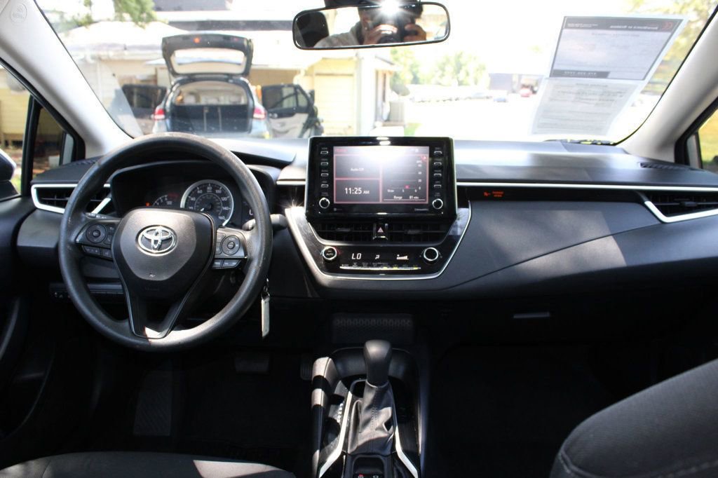 Used 2021 Toyota Corolla LE image 12