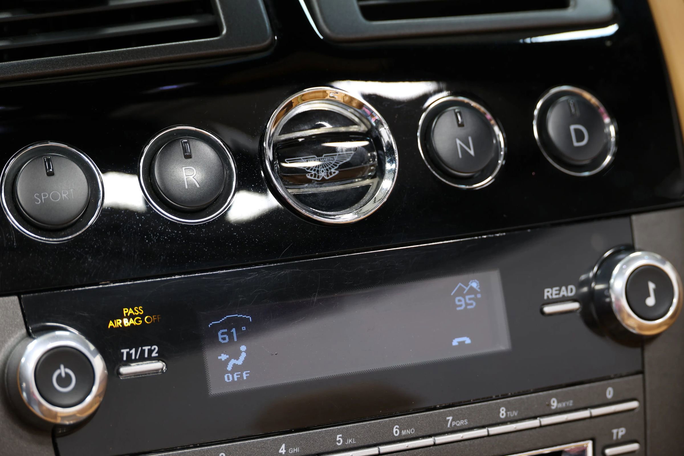 Used 2012 Aston Martin V8 Vantage Roadster image 38