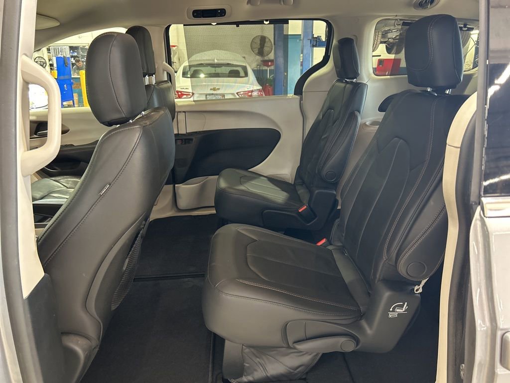 Used 2017 Chrysler Pacifica Touring-L image 39
