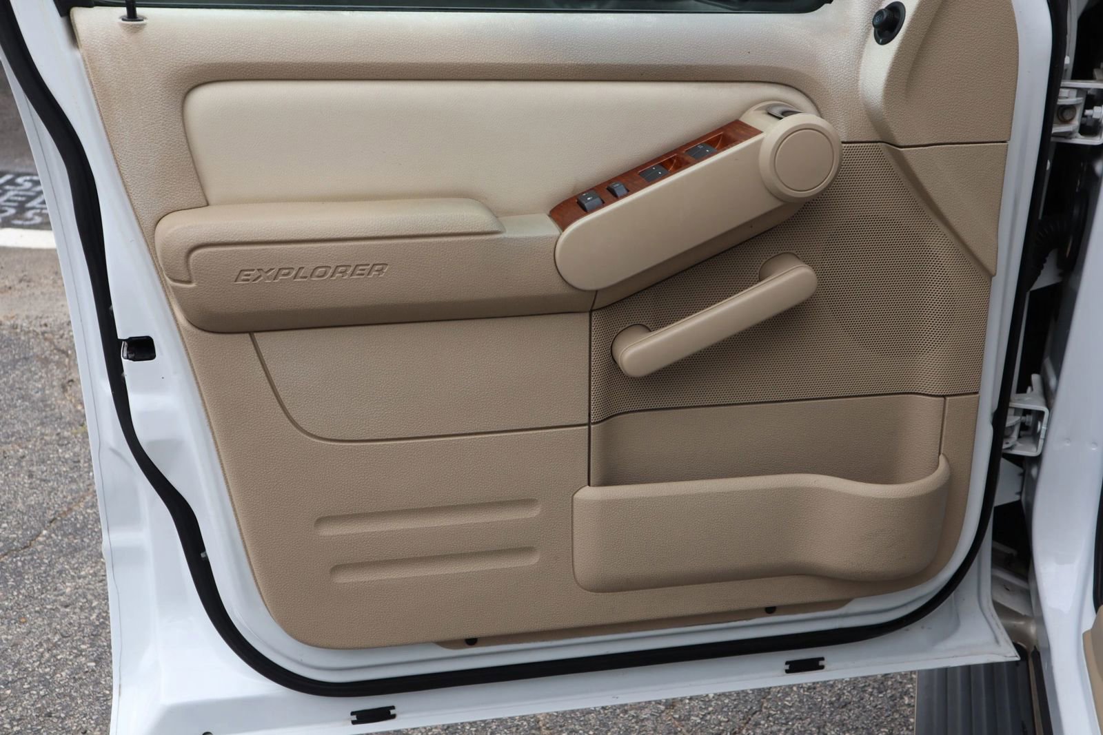 Used 2006 Ford Explorer Eddie Bauer RWD image 8