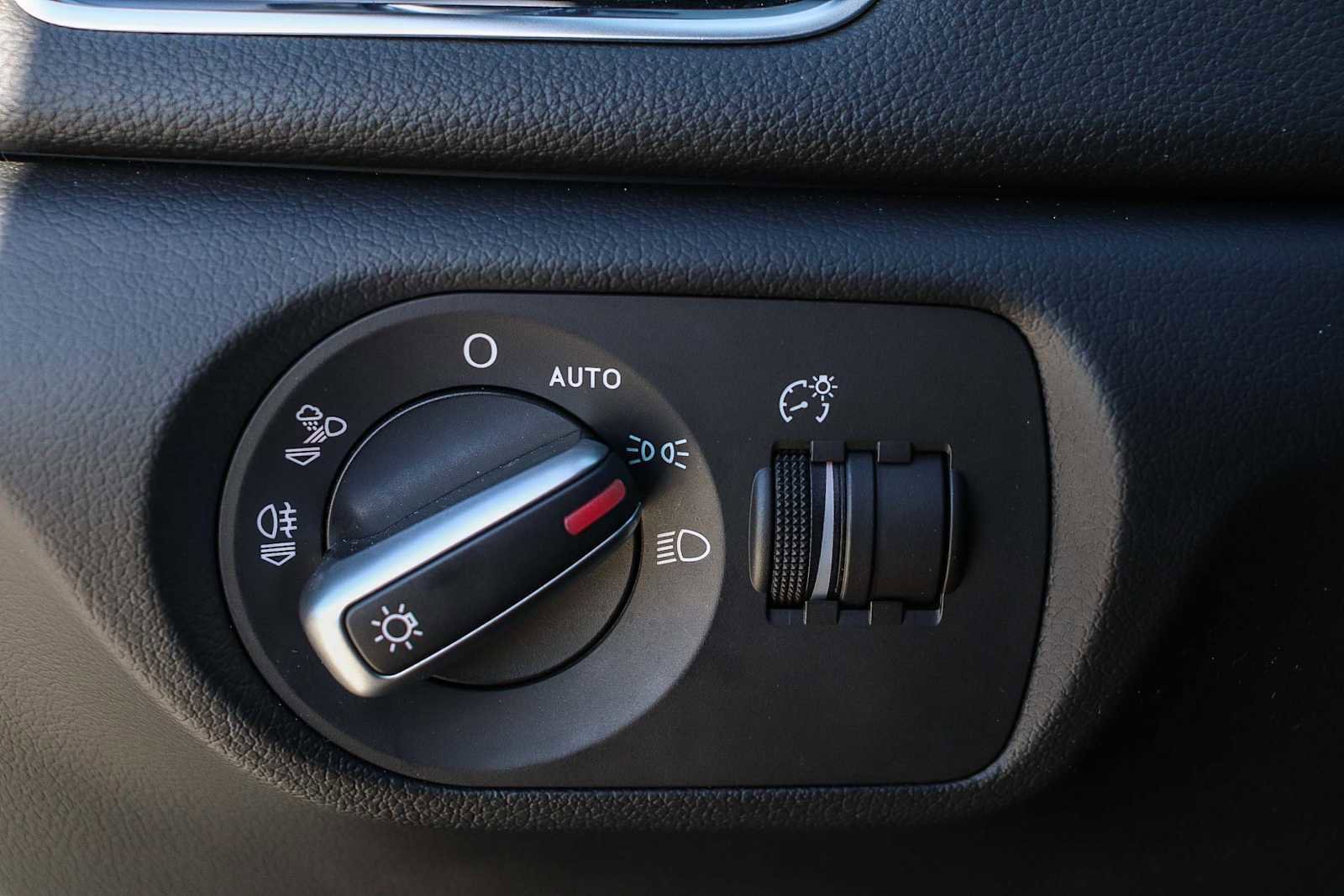 Used 2018 Audi Q3 2.0T Premium Plus w/ Premium Plus Package image 32