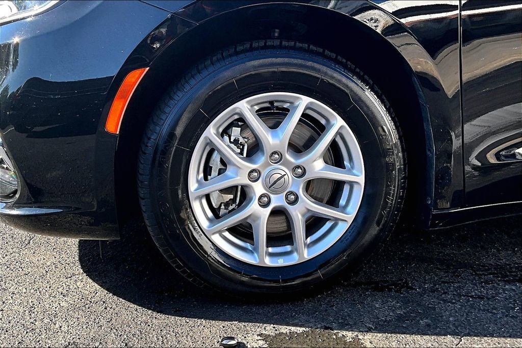 Used 2024 Chrysler Pacifica Touring-L image 33
