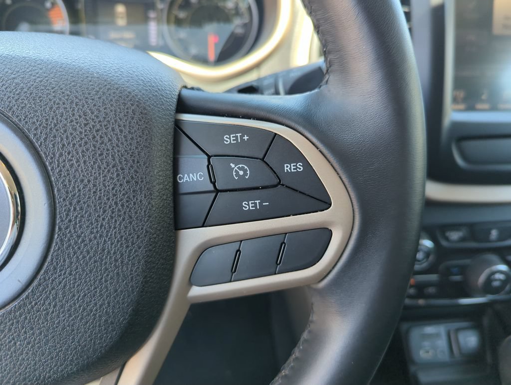 Used 2017 Jeep Cherokee Latitude FWD image 23